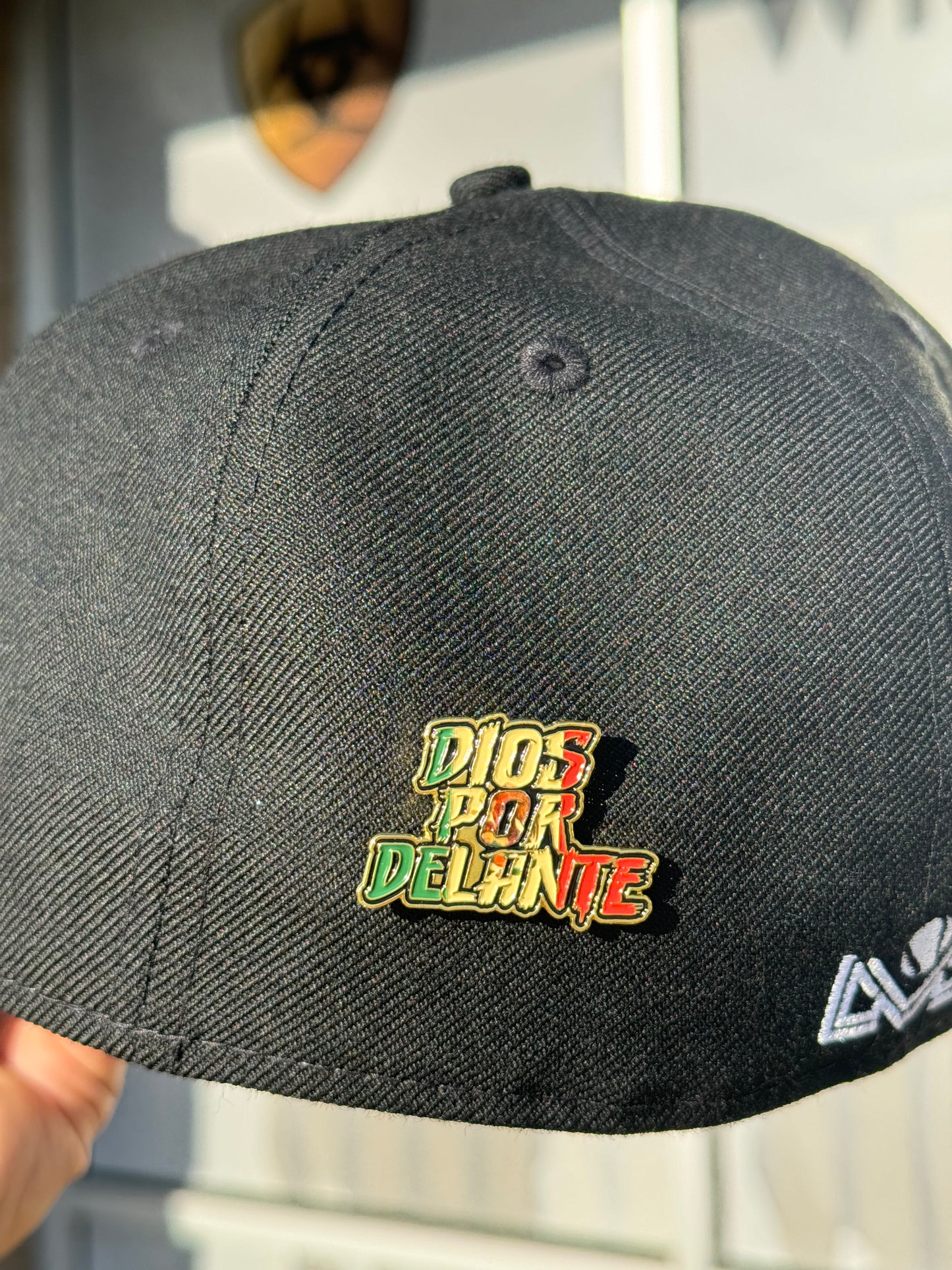 Dios Por Delante Cap Pin