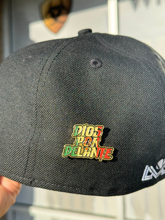 Dios Por Delante Cap Pin